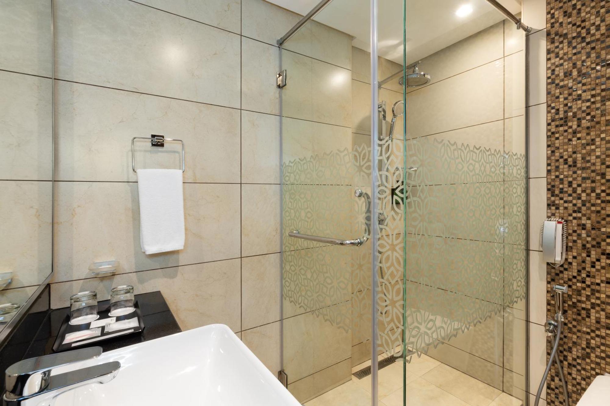 Royal Continental Suites Business Bay Dubai Exterior photo A shower enclosure